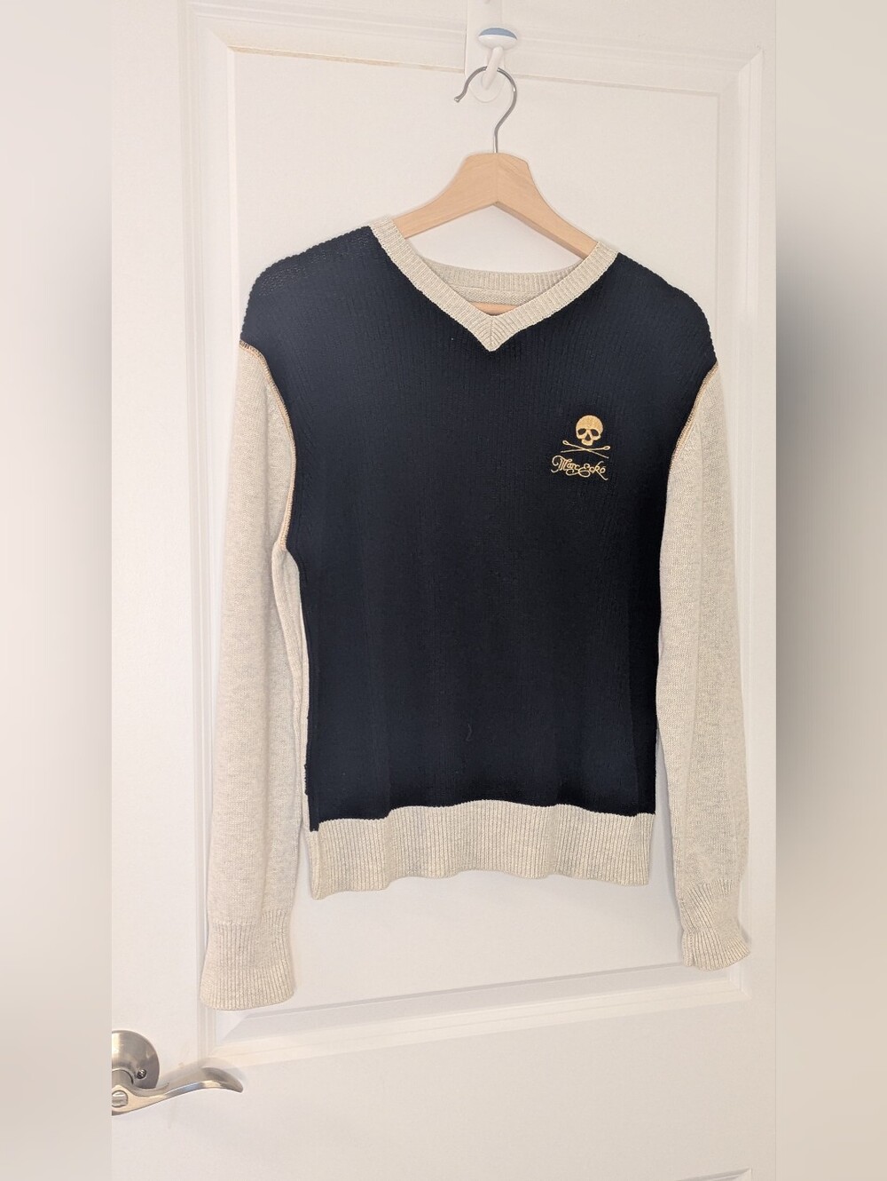 Marc Ecko Cut & Sew Men's Colorblocked V-Neck Skull Sweater Size Small